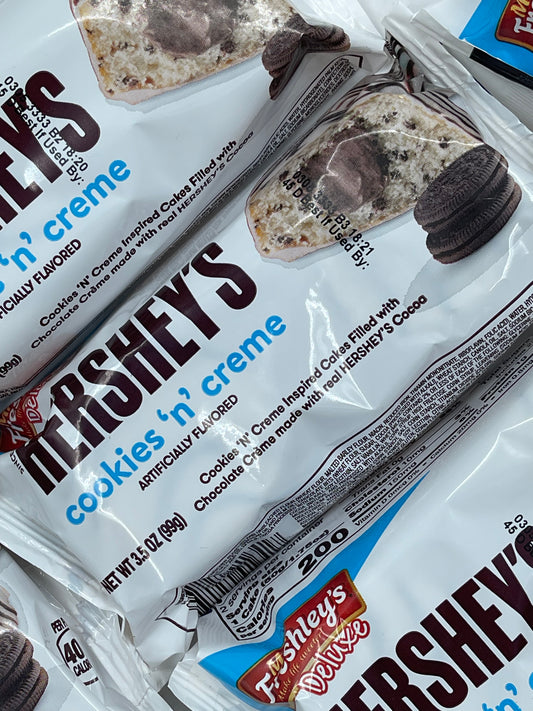 Mrs Freshley’s Hershey’s Cookies n Creme Cupcakes 2pk